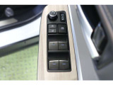 全ての窓が運転席から操作できます。今やほぼ当たり前ですが、無いと不便なアイテムですよね。ドアの施錠・解錠と連動してドアミラーが格納・復帰するオート電動格納機能も装備しています。