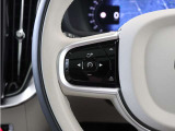 パイロットアシストは、渋滞中でも車線を維持するようにステアリング操作をアシストし、前走車や隣接車線の他車と接触するリスクを低減させてドライバーの疲労を軽減。単独走行中でも作動させることができます。
