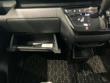 車検証入れになどにも使える便利な収納BOXあります。