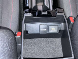 コンソールボックス内に12V/120Wアクセサリーソケット・HDMI接続端子が付いています。