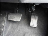 アクセルブレーキともに操作しやすい位置に取り付けられています