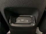 アームレストの後ろ側には、リア席用の充電可能なUSB端子が2個ついています。移動中に充電もできるので便利です。