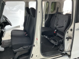 リアシート座面を持ち上げると、背の高い荷物を積むのに便利なトールモードに変身します!多彩なシートアレンジで使い勝手良好!