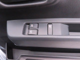 運転席側には 集中スイッチ(全ドアを操作するスイッチ) があり、運転席から乗員全員分の窓をコントロールできます。