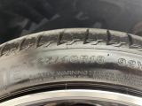 純正18インチアルミホイール。フロントは225/40R18
