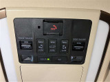 天井にルーフサンシェード開閉スイッチ・サイドサンシェード開閉スイッチ・両側パワースライドドア開閉スイッチ・パワーバックドア開閉スイッチヘルプネットスイッチパネルが付いています。