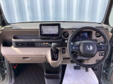 運転席周りです。カップホルダーや小物の収納などは必須ですよね!!使い勝手の良いつくりになっております!!