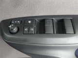 運転席のパワーウインドスイッチで全席窓の開閉・ロック操作ができます。