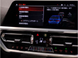 【衝突被害軽減ブレーキ】3段階で作動。1注意喚起マークが表示(視覚)。2警告音により注意喚起(聴覚)。3車両が自動でブレーキ介入。3段階により、過度な介入を控え、もしもの時には事故を軽減してくれます。