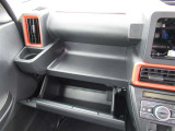 車検証入れとしても大助かりの助手席グローブボックスです。