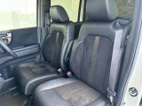 足元もゆったりで長時間の運転も疲れにくいフロントシートです。
