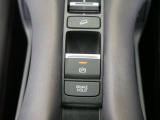 【電子制御パーキングブレーキ】スイッチ操作でパーキングブレーキをオン/オフ。発進時、運転席のシートベルトが着用されている時アクセルを踏めば自動的に解除されます。