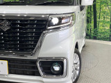 【LEDヘッドライト】悪天候や夜間走行時も良好な視界を確保し安心して運転できる高輝度LEDヘッドライトを装備!点灯速度が早く、消費電力も抑えられています。