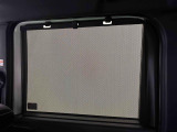 後席にお乗りの方が眩しくないように日差しを軽減する格納式リヤドアサンシェードが付いてます