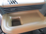 乗車中にホッと一息、ドリンクホルダーもありますよ!ドリンクだけでなく小物類も収納できますよ