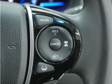 ◆アダプティブクルーズコントロール◆予め設定した車速内でクルマが自動的に加減速。前走車との適切な車間距離を維持しながら追従走行します。【LKAS】車線維持支援システムでステアリング操作を支援。