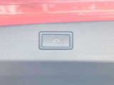 電動バックドアを装備。両手がふさがっていても、バンパー下に足を入れるだけでオープンできます
