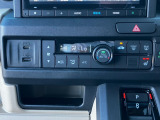もちろんフルオートエアコン!運転席シートヒーターもついてますのでいつでも快適です。