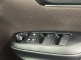 格納式リモコンドアミラーと、パワーウィンドウマスタースイッチです。車内の換気も運転席から簡単に行えます。