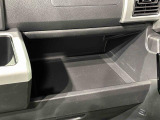 助手席側には小物を置くのに便利な大型インパネトレイ