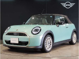 MINIのフロントグリルのデザインはイギリスで生まれた当初から、シルバーのサイドバーが折り重なった伝統的なデザインで御座います。その伝統はBMWのお車になってからでも少しずつ形を変えて守られております