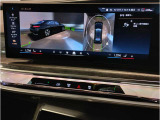 【全周囲カメラ】全周囲カメラ装備車両で御座いますので、狭い駐車スペースでもお車の全体図が確認でき、障害物との接触を未然に防ぐことが可能です。