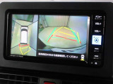 パノラミックビューモニター付きです。車両を上から見たような映像をナビゲーション画面に表示。運転席からの目視だけでは見にくい、車両周辺の状況をリアルタイムでしっかり確認できます。