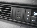 ◆USB接続端子◆スマホやiPodなどを接続して、いつもの音楽を車内でもお楽しみいただけます♪