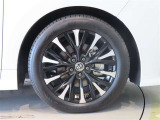 純正のアルミホイール装着車です。タイヤサイズは225/55R19です。