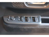 【運転席内ドア 】ミラー操作やウィンドウ開閉スイッチはドライバー目線で配置され、快適な操作性を実現!