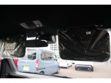 【サンバイザー】サンバイザー裏にミラーを内蔵し、ドライバーの快適性をサポートします!