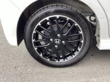 純正アルミホイールです。足元が引き立つので、車全体のイメージがアップしますよ!