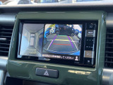 後退時にはワイドな映像で安全確認をサポート。駐車場での出し入れをスムーズに行えます。
