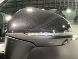 死角検知警告システムが装備されており、車線変更の際、死角に入る車両の検知、警告を行います。また、サイドミラー内部のインジケータが点灯し、危険の促しをしています。