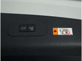 パワーバックドア装備!リヤゲートのスイッチを押すだけでバックドアが閉まります!運転席周りからも開閉の操作ができます♪