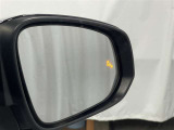 隣車線を走る車両をレーダーで検知し、ドアミラーでは確認しにくい後側方エリアに存在する車両に加え、急接近してくる車両も検知します。車両を検知するとドアミラーに搭載されたLEDインジケーターが点灯します。