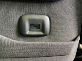 USBソケットがついているので、後席に座っていてもスマートフォンなどの充電が可能です。