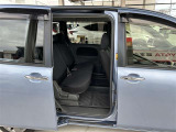 片側電動スライドドア。車のボディーに平行に開閉するので狭い場所での乗り降りもスムーズに行えます。
