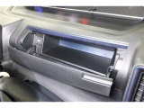 インパネ周りの収納も充実しております。