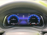 スタイリッシュなデザインと優れた視認性を両立したメーター。デジタル表示で、車の状態を分かりやすく確認できます。