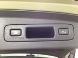 荷物を抱えていてもラクに開け閉め。Hondaスマートキーを持っていれば、開扉だけでなく、閉扉までをハンズフリーで行うことができます