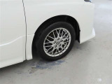 装着タイヤサイズは、205/55R16です。純正アルミホイールを装着しております。
