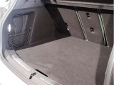 コンパクトなMINIですが、後部座席のシートアレンジにより、荷室を広げ、あらゆるシチュエーションにご対応が可能で御座います。