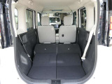 後席を両方倒していただくと、軽自動車でも大きな荷物を積み込んでいただくことが可能です!開口部が広く、背が高いので27インチの自転車も積み込みやすくなっていますよ!