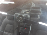 【別途SDカードの購入が必要です。詳しくは販売店スタッフまで】運転中の映像・音声などを記録して、交通事故やトラブルが起きた時の正確な状況把握に役立つ前後2カメラドライブレコーダーが装着されています。