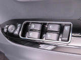 運転席側には 集中スイッチ(全ドアを操作するスイッチ) があり、運転席から乗員全員分の窓をコントロールできます。