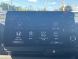 鮮やかなディスプレイで、目的地までのナビ情報を確認できます。Apple CarPlay、Android Autoにも対応し、スマートフォン連携も可能です。