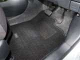 内装工程では、中古車を気持ちよくお乗りいただけるよう清掃しています。ニオイの元となるフロアカーペットまで洗浄・消臭済み?
