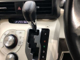 操作しやすいインパネATシフトです。シフトチェンジを気にしなくてよいので運転だけに集中できますね。自然と手に届くところにある、手になじむ形状のシフトノブがいいですね。