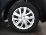 ◆純正ホイール装着車◆シンプルなデザインのホイールキャップ付きです。